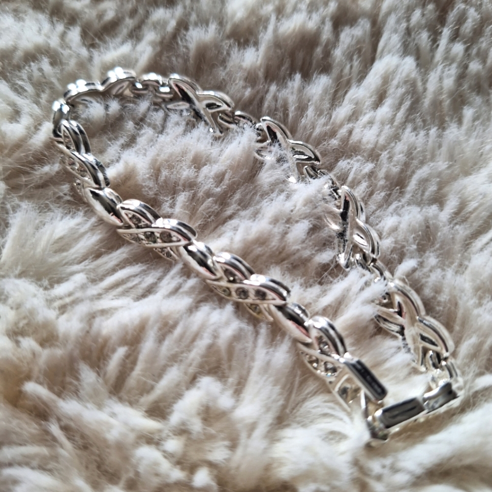 Beautiful Crystal Interlocking Adjustable Silver Tone Chain Bracelet
